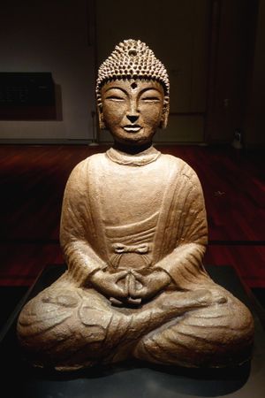 원주 출토 아미타불상 (통일신라 시대, 국립중앙박물관 소장). 아미타불의 독특한 무드라(상징적인 손동작)가 특징적이다.