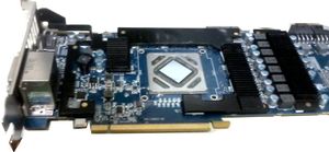 주요 방열판을 제거한 Radeon HD 7970. 카드의 주요 구성 요소를 보여준다. 크고 기울어진 은색 물체는 GPU 다이이며, 그 주변에는 압출 알루미늄 방열판으로 덮인 RAM 칩이 있다. 전력 공급 회로는 카드의 오른쪽 근처에 있는 RAM 옆에 장착되어 있다.