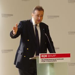 블루실드 국제위원회(International Committee of the Blue Shield)에서 활동 중인 카를(2017년 3월)