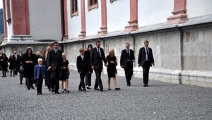 게오르크의 가족 (왼쪽)과 형 카를의 가족 (아버지 오토의 장례식에서. 2011년)