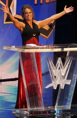 2018년 4월 WWE 명예의 전당 헌액식에서 연설하는 아이보리