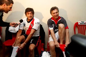 프란체스콜리와 당시 부에노스아이레스 시장이었던 마우리시오 마크리, 2012년 친선 경기에서