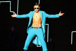 2011년 언포게터블 투어 중 공연하는 모습