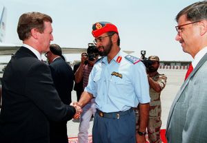 1997년 아부다비에서 당시 미 국방장관 윌리엄 S. 코헨을 만나는 무함마드. 공군 군복을 입고 있다.