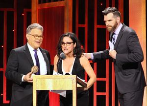 알 프랭컨으로부터 Veep의 피바디상(Peabody Award)을 받는 동료 티모시 시몬스(Timothy Simons)와 함께한 루이 드라이퍼스 (2017년 5월)