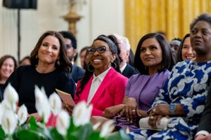 2023년 3월 백악관에서 글래디스 나이트와 민디 캘링과 함께한 루이 드라이퍼스