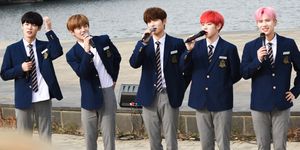 2019년 11월, 반포동에서 버스킹하는 A.C.E. 왼쪽부터: 채헌, 동훈, 준, 김병관, 와우