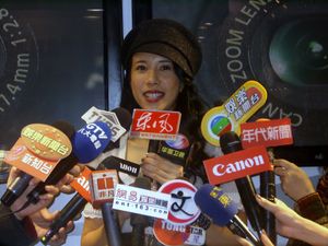 2007년 타이페이에서 열린 캐논 행사에서 인터뷰를 받고 있는 모습