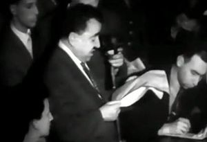 이탈리아 내무부 장관 주세페 로미타가 이탈리아 제도 국민투표 결과를 발표하는 모습