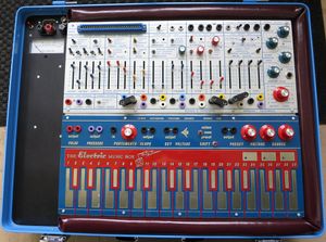부클라 뮤직 이젤(Buchla Music Easel)에는 여러 개의 페이더 스타일 컨트롤, 스위치, 패치 코드 연결 모듈 및 키보드가 포함되어 있다.