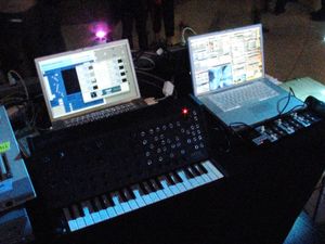 Max에 연결된 다양한 신디사이저와 악기들