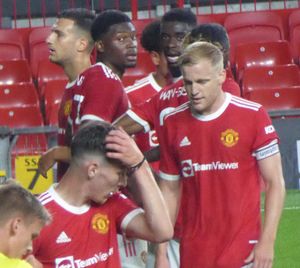 2021년 맨체스터 유나이티드 소속 반 더 베이크(오른쪽)