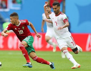 2018년 FIFA 월드컵 조별 리그에서 이란과의 경기에서 마수드 쇼자에이를 제치고 드리블하는 아민 하리트