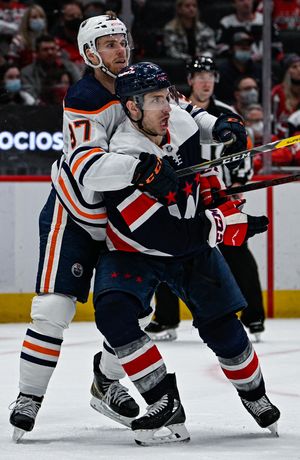 2022년 2월 가넷 해서웨이와의 경기 중 맥데이비드(왼쪽)