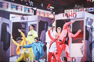 파란색 옷을 입은 류위신이 양원하오의 버브 스트릿 댄스 쇼에서 공연하는 모습