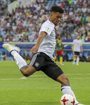 2017년 FIFA 컨페더레이션스컵 기간 중 독일 대표팀과 함께한 헨릭스