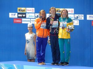 2015 카잔 (오렌지색 재킷을 입은 왼쪽에서 두 번째)