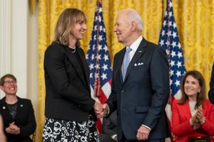 2024년 6월, 조 바이든 대통령으로부터 자유훈장을 받은 뒤의 레데키