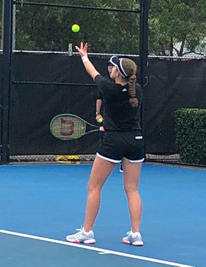 2019 시드니 인터내셔널에서 연습 중인 오스타펜코의 서브