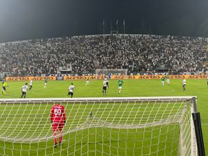 드롱고프스키(빨간색 유니폼, 등번호 69번 골키퍼)가 스페치아에서 경기 중인 모습