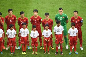 2019년 AFC 아시안컵에서 일본과의 경기 전 응우옌 꽝하이 (오른쪽에서 세 번째)