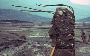 1982년 멕시코 엘 치촌 화산 폭발 당시 화쇄류에 의해 파괴된 건물 잔해