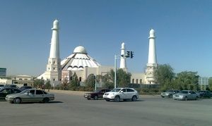 심켄트에서 가장 널리 행해지는 종교는 이슬람교이다