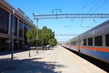 쉼켄트 기차역의 툴파르 탈고 열차