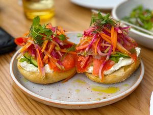 크림치즈, 연어, 채소가 든 베이글