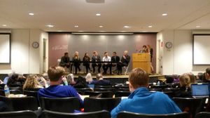 윌릿(오른쪽, 마이크를 들고 있음)이 2017년 하버드 대학교에서 열린 비건 영양 패널에 참석하고 있음