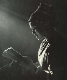 1963년, 책을 읽는 백족 여성