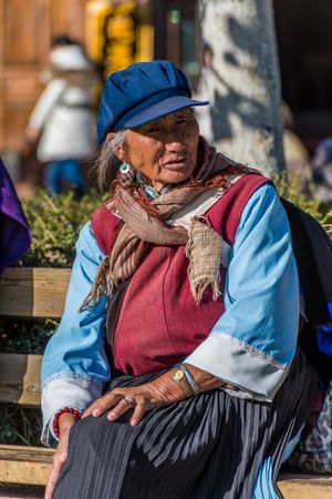리장 고성 광장의 나시족 노인