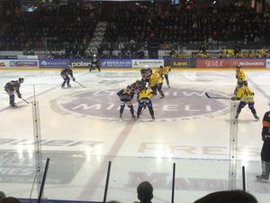 이코마 아레나(Ikioma Areena)에서 열린 유쿠리트(Jukurit) 아이스하키 경기.