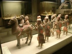 양가완(楊家灣) 토용군(土俑軍)에서 출토된 기병과 보병의 중국 도자기(Chinese ceramic)상. 갑옷(Chinese armour)을 착용하고 방패(무기는 없음)를 들고 있다. 해남성 박물관(Hainan Provincial Museum)