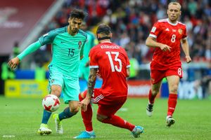 2017년 FIFA 컨페더레이션스컵에서 러시아를 상대로 경기하는 고메스