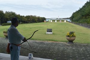 제100회 전국체전 궁도 대회가 열린 인천 청룡정. 가운데 습사무언 비석이 보인다.