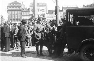 독일 민족주의의 과격화에 반대하는 활동가를 체포하는 단치히 경찰