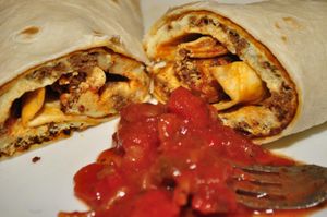 살사를 곁들인 초리소와 계란 브렉퍼스트 부리토