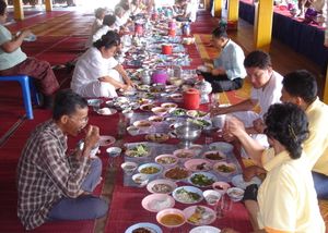 마을 사찰에서의 태국 식사