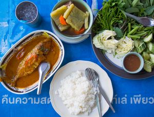 생 채소와 허브 한 접시와 남프릭 카피는 태국 남부 식당에서 자주 제공되는 반찬입니다.