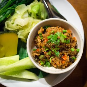남 프릭(Nam phrik) 쁠라 치(구운 생선 고추장)는 채소와 함께 제공된다.