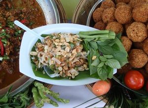 얌 냄(이산 지방의 냄 무침)