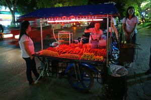 구운 패스트푸드 간식을 파는 오토바이 측면차