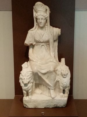 키벨레 조각상 (기원전 30년 ~ 서기 395년). 고대 페시누스 도시에서 발굴되어 에스키셰히르 고고학 박물관에 전시되어 있다.