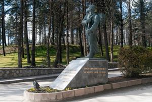 에스키셰히르에 있는 유뉘스 엠레(Yunus Emre) 동상