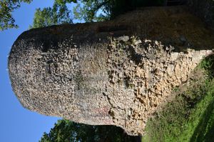 드루수스슈타인(17세기 성채에 둘러싸여 있음). 네로 클라우디우스 드루수스의 군대가 그를 기념하기 위해 세웠다.