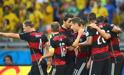 미로슬라프 클로제 (가운데)가 독일의 두 번째 골을 넣은 후 동료들과 함께 축하하고 있다.