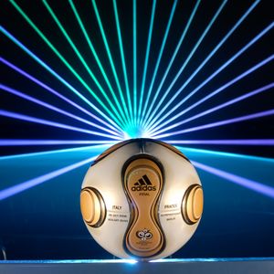 경기에서 사용된 아디다스 +팀가이스트 베를린 공의 예시