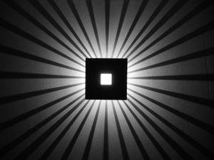 벽에 부착된 조명과 그림자