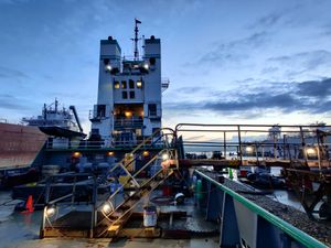 조선소에 정박해 있는 예인선 Samuel de Champlain의 데크와 갱웨이가 야간에 안전과 보안을 위해 조명됨